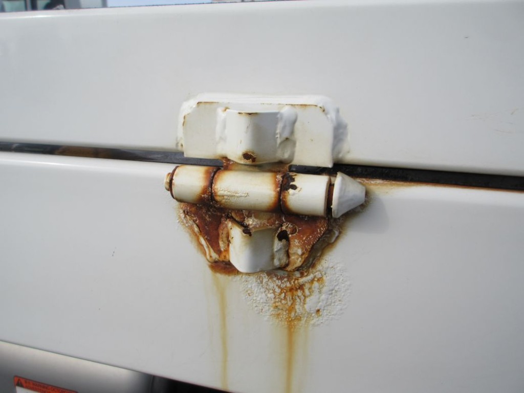 各ヒンジにサビがあります。|日野 デュトロ 2KG-XZU722M(2WD)の写真31