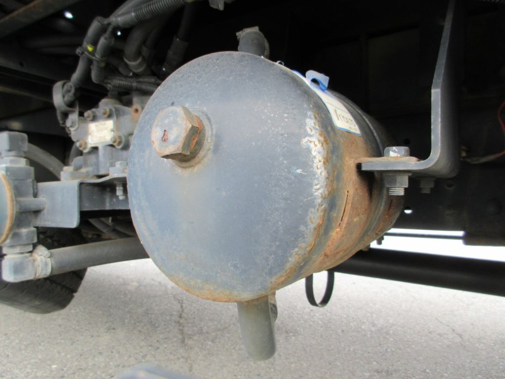 作動油タンクにサビがあります。|日野 デュトロ 2KG-XZU722M(2WD)の写真34