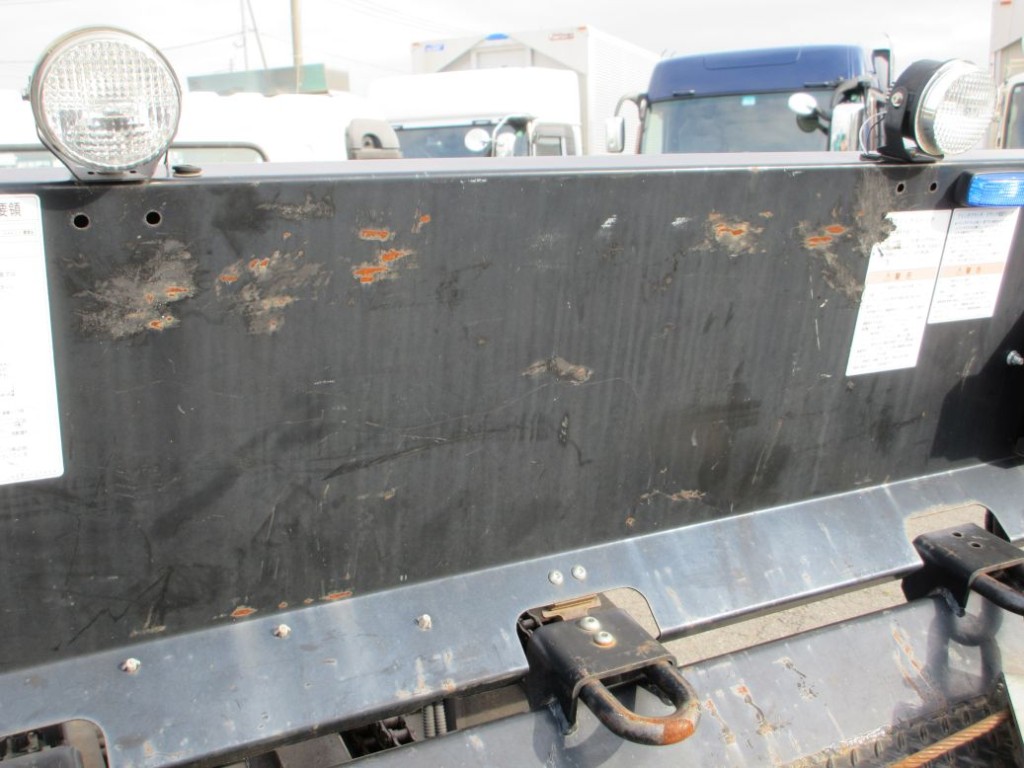 プロテクター裏側にキズ・サビがあります。|日野 デュトロ 2KG-XZU722M(2WD)の写真35