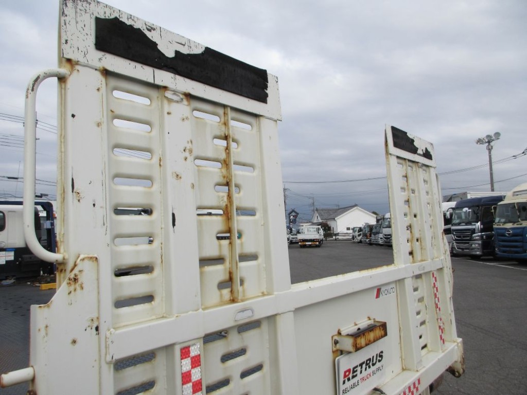 リヤ周りにキズ・サビがあります。|日野 デュトロ 2KG-XZU722M(2WD)の写真36