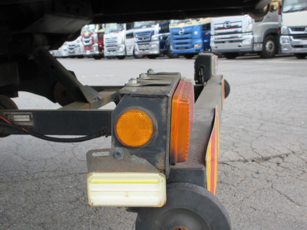 助手席側テールに曲がりがあります。|日野 デュトロ 2KG-XZU722M(2WD)の写真37