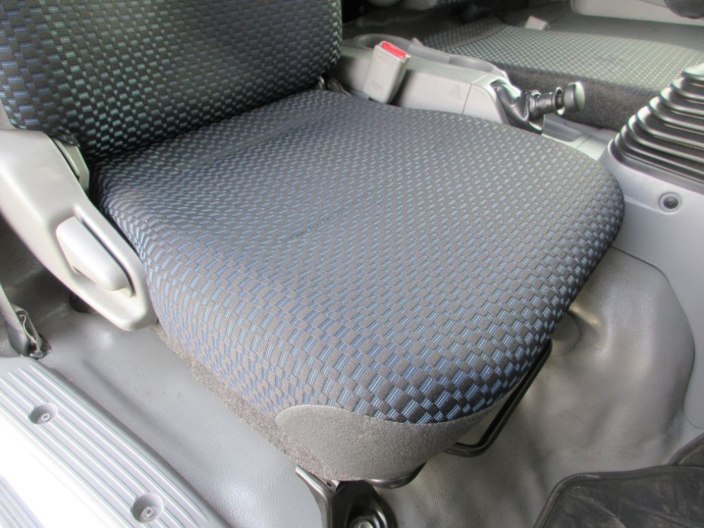 運転席座面にヘタリがあります。|日野 デュトロ 2KG-XZU722M(2WD)の写真38
