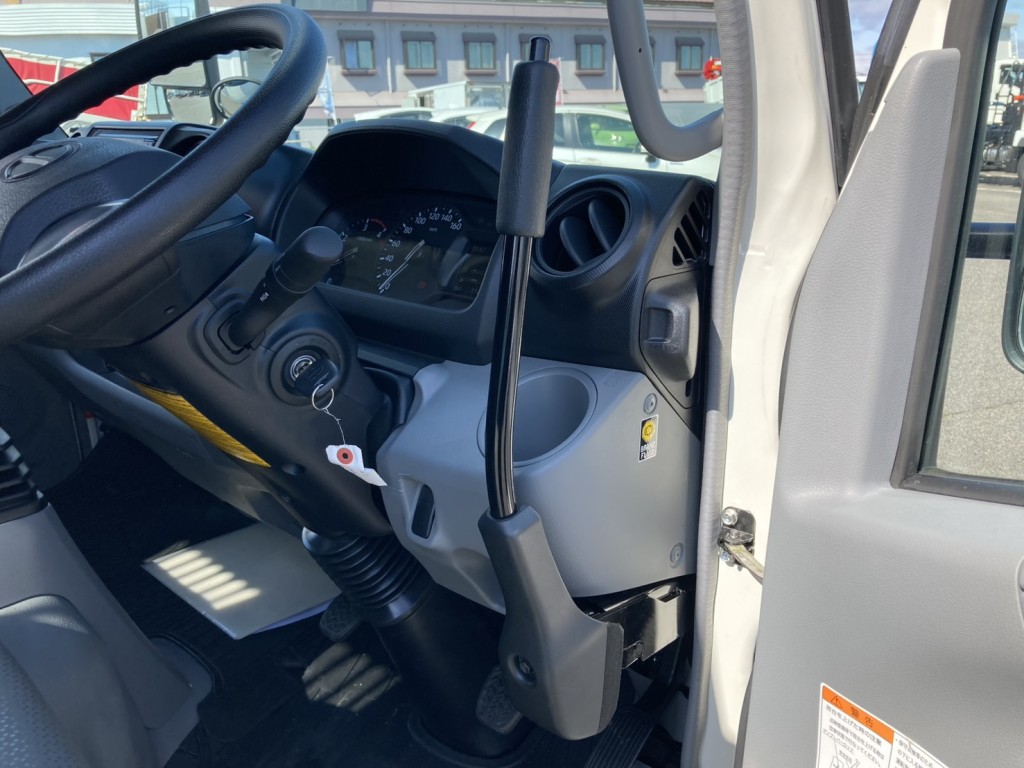 車内のダンプレバーです。|日野 デュトロ 2KG-XZU600T(2WD)の写真28