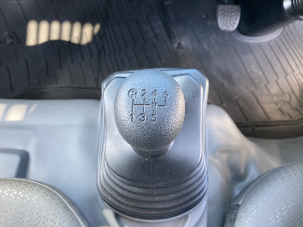 6速です。|日野 デュトロ 2KG-XZU600T(2WD)の写真30