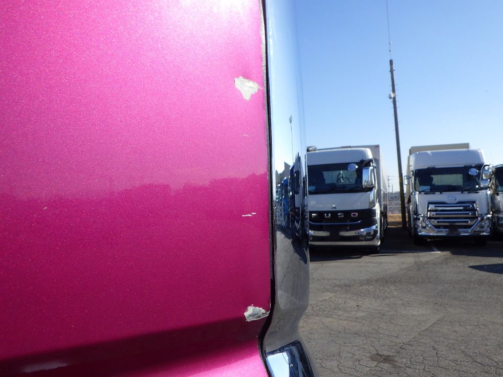 運転席側ドア前方にキズ・ヘコミがあります。|三菱 スーパーグレート 2RG-FP74HDRの写真21