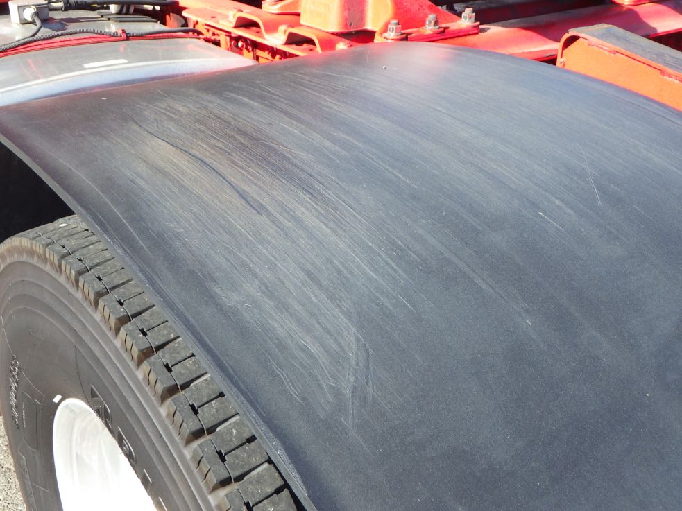 左右のリヤフェンダーにスレがあります。|三菱 スーパーグレート 2RG-FP74HDRの写真25