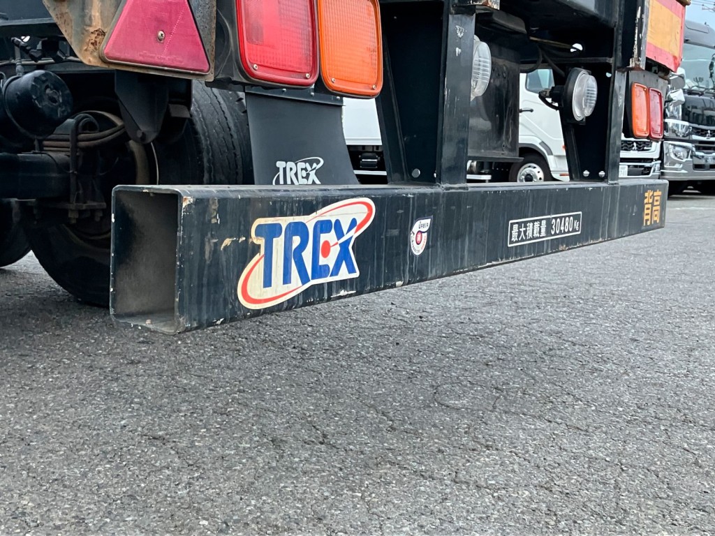 リヤバンパーにキズ・凹み・左右コーナーカバーが欠品しています。|トレクス  NCCTB34081の写真38