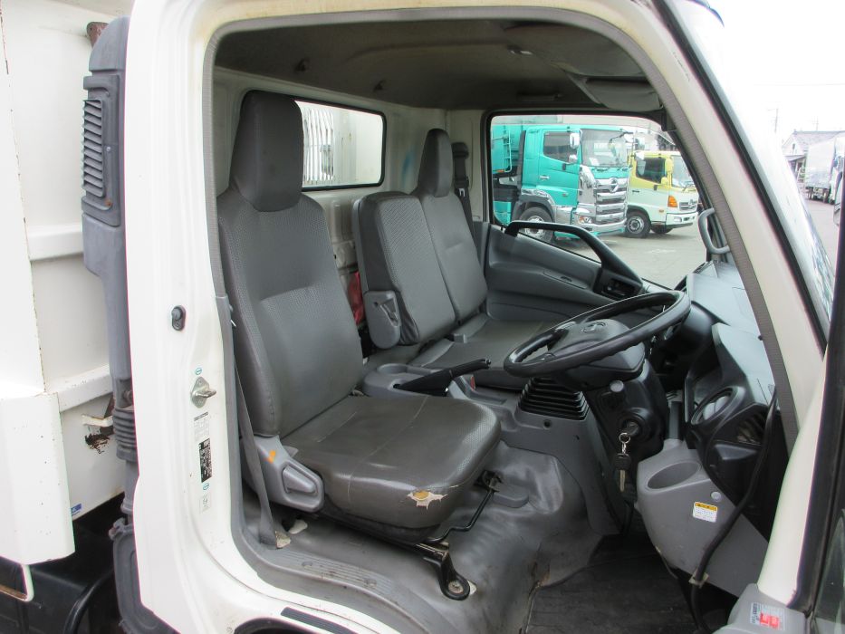 乗車定員は３名です。|日野 デュトロ SDG-XZU700X(2WD)の写真7
