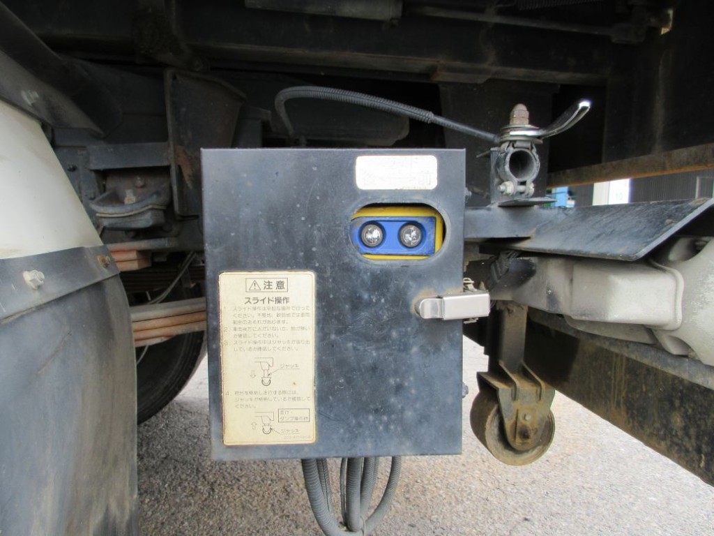 ボディースライドの操作スイッチです。|日野 デュトロ SDG-XZU700X(2WD)の写真14