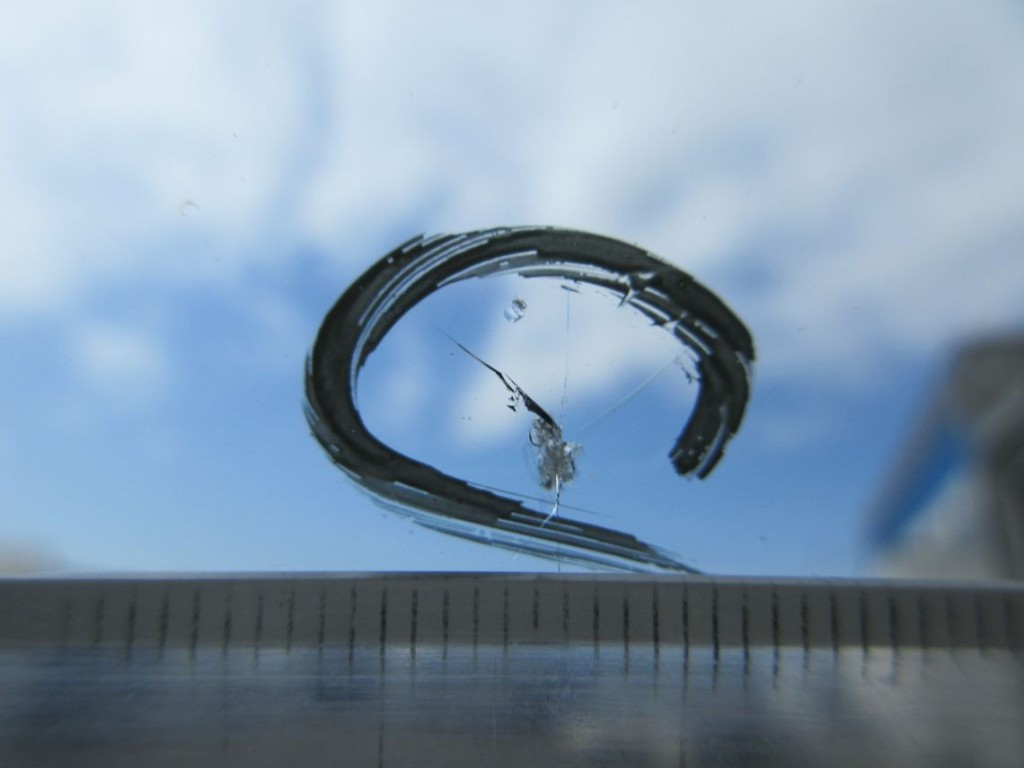 フロントガラスに飛び石キズがあります。|日野 デュトロ SDG-XZU700X(2WD)の写真16