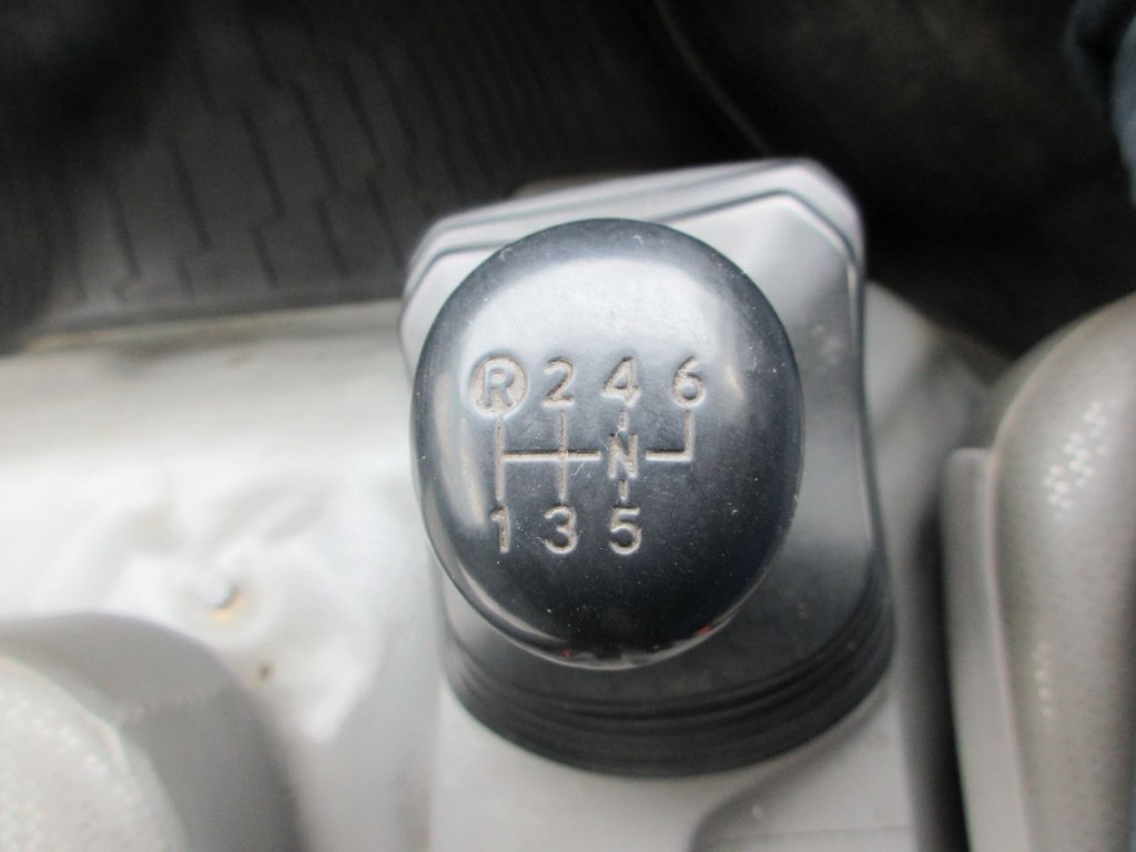 MT６速です。|日野 デュトロ SDG-XZU700X(2WD)の写真19