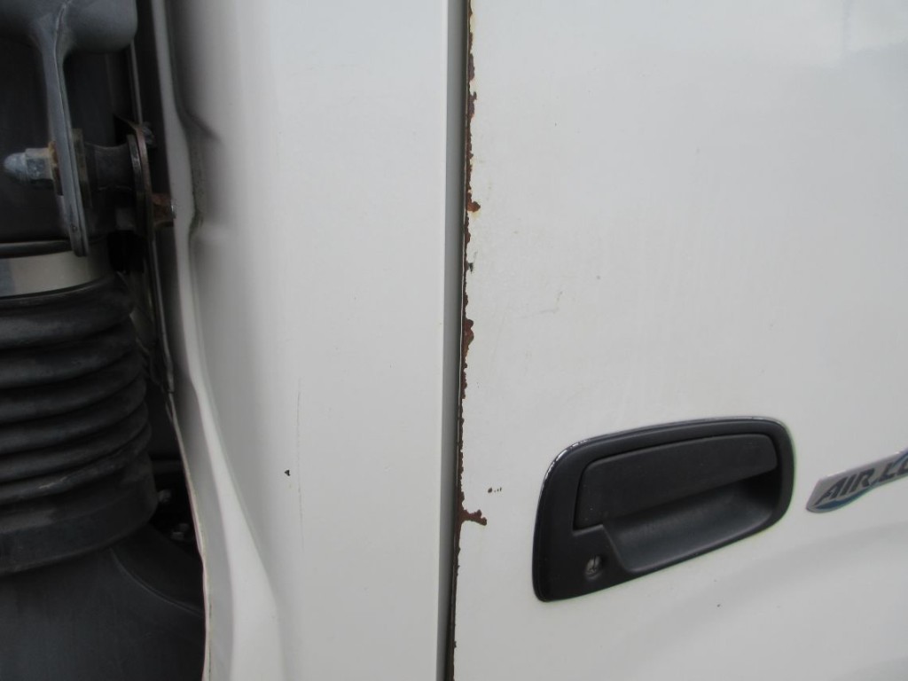 運転席側ドア・クォーターパネルにキズ・サビ・塗装跡があります。（助手席側にもあります）|日野 デュトロ SDG-XZU700X(2WD)の写真22