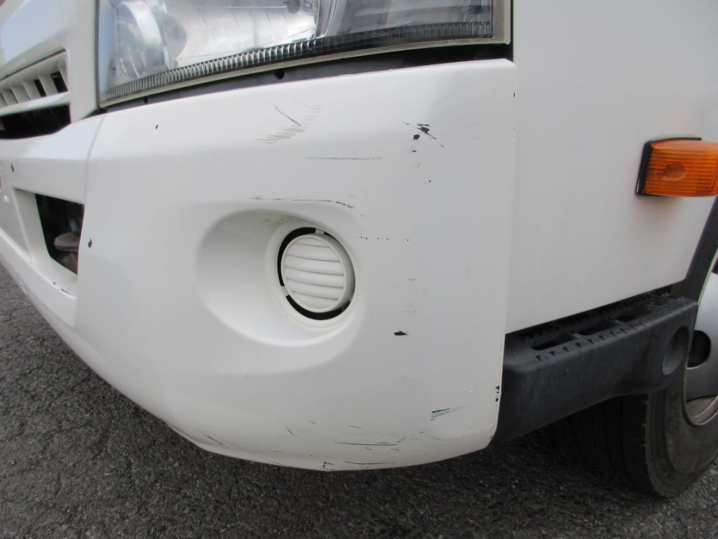 フロントバンパーにキズがあります。（両サイド・中央）|日野 デュトロ SDG-XZU700X(2WD)の写真25