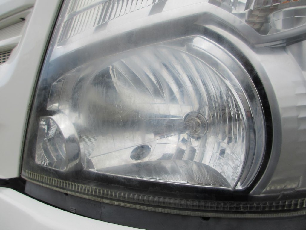 左右のヘッドランプレンズにクモリ・ヒビがあります。|日野 デュトロ SDG-XZU700X(2WD)の写真27