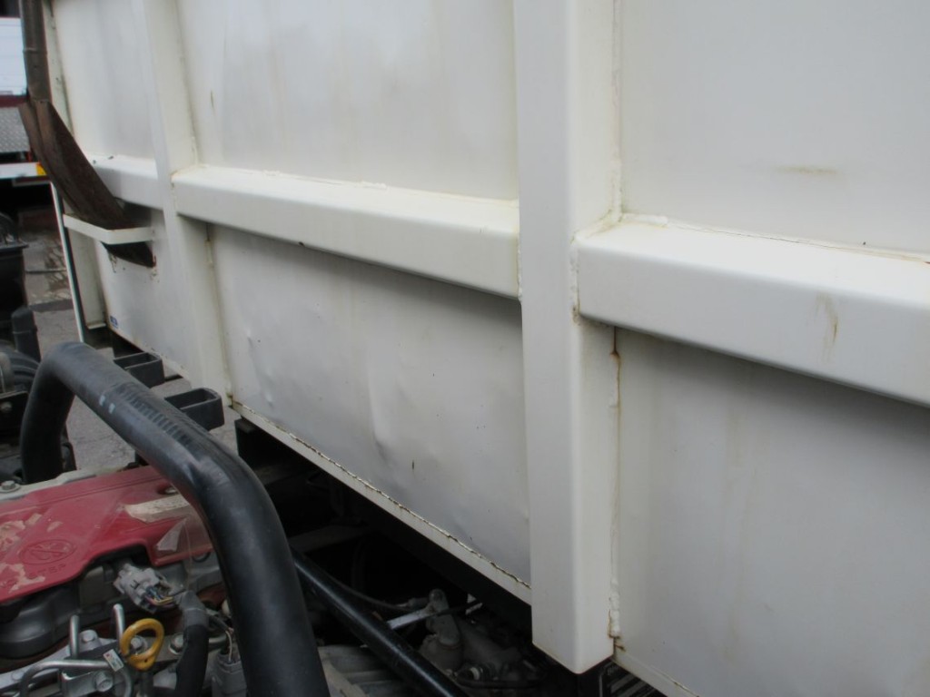 プロテクター前面にサビ・凸があります。|日野 デュトロ SDG-XZU700X(2WD)の写真30