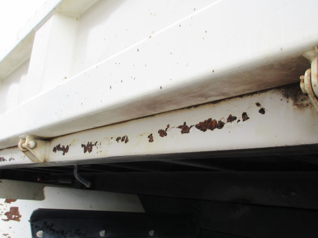 左右のサイドレールにキズ・サビがあります。|日野 デュトロ SDG-XZU700X(2WD)の写真33