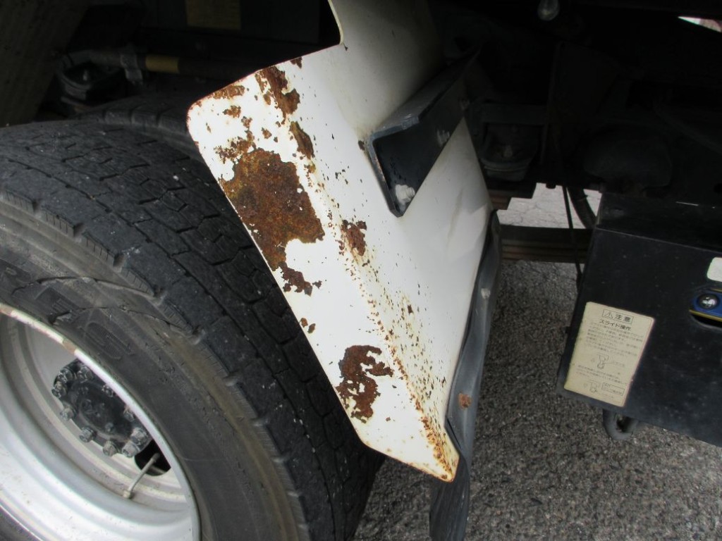 左右のリヤフェンダーにキズ・サビがあります。|日野 デュトロ SDG-XZU700X(2WD)の写真34