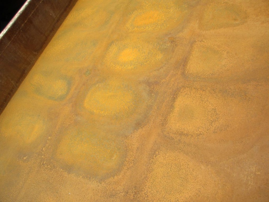 床鉄板にキズ・サビ・ヘコミがあります。|日野 デュトロ SDG-XZU700X(2WD)の写真38