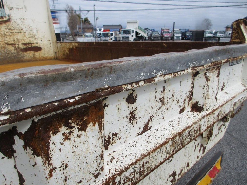 リヤ周りにキズ・サビ・ヘコミがあります。|日野 デュトロ SDG-XZU700X(2WD)の写真39