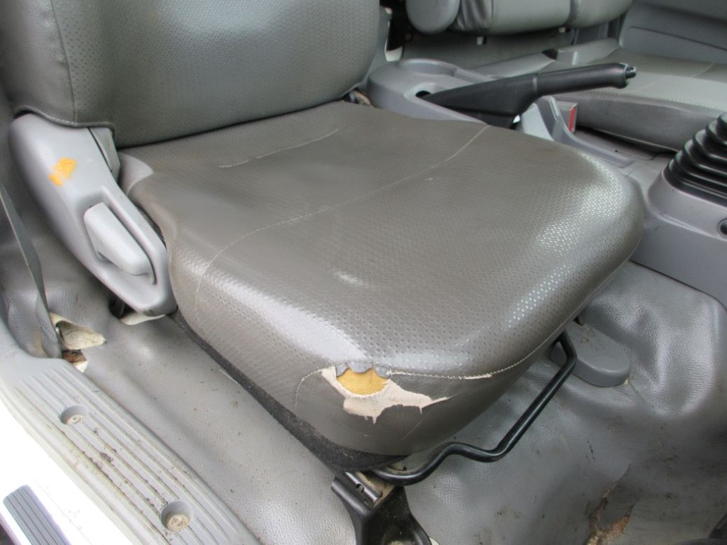 運転席座面にヘタリ・破れがあります。|日野 デュトロ SDG-XZU700X(2WD)の写真42