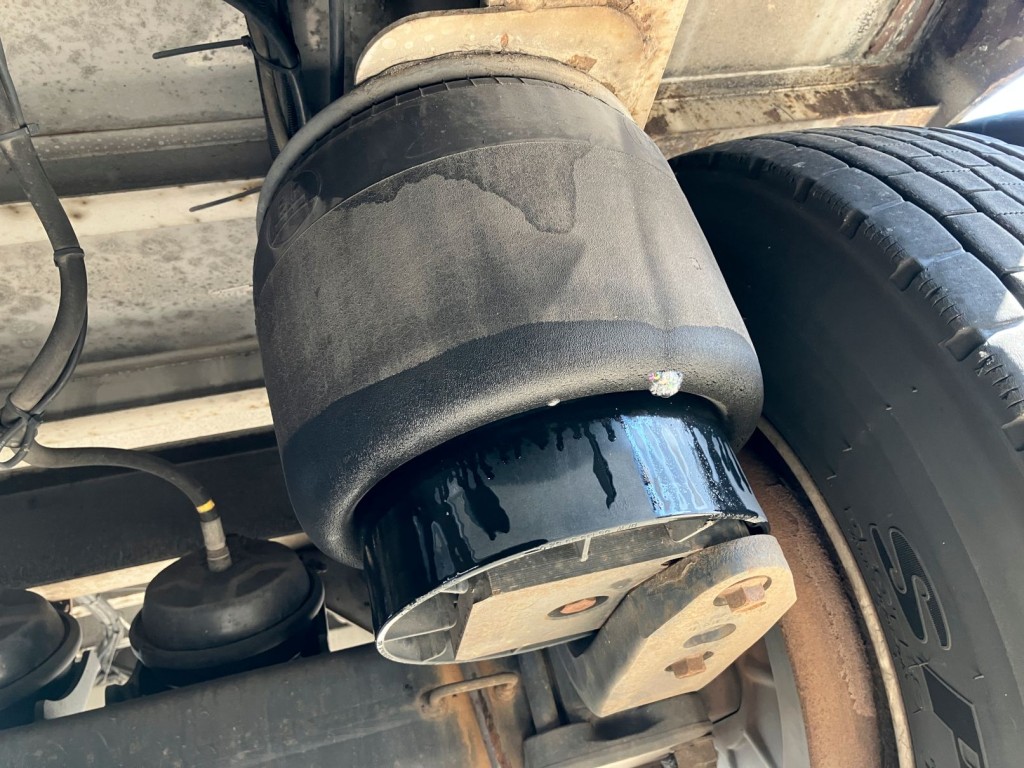 エアサスです。1軸目右側ベローズにエア漏れがあります|トレクス PFN24101改の写真6