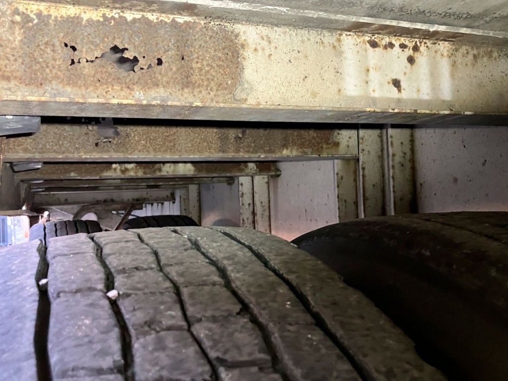 助手席側タイヤ間横ネタに腐食・穴があります。|トレクス PFN24101改の写真10