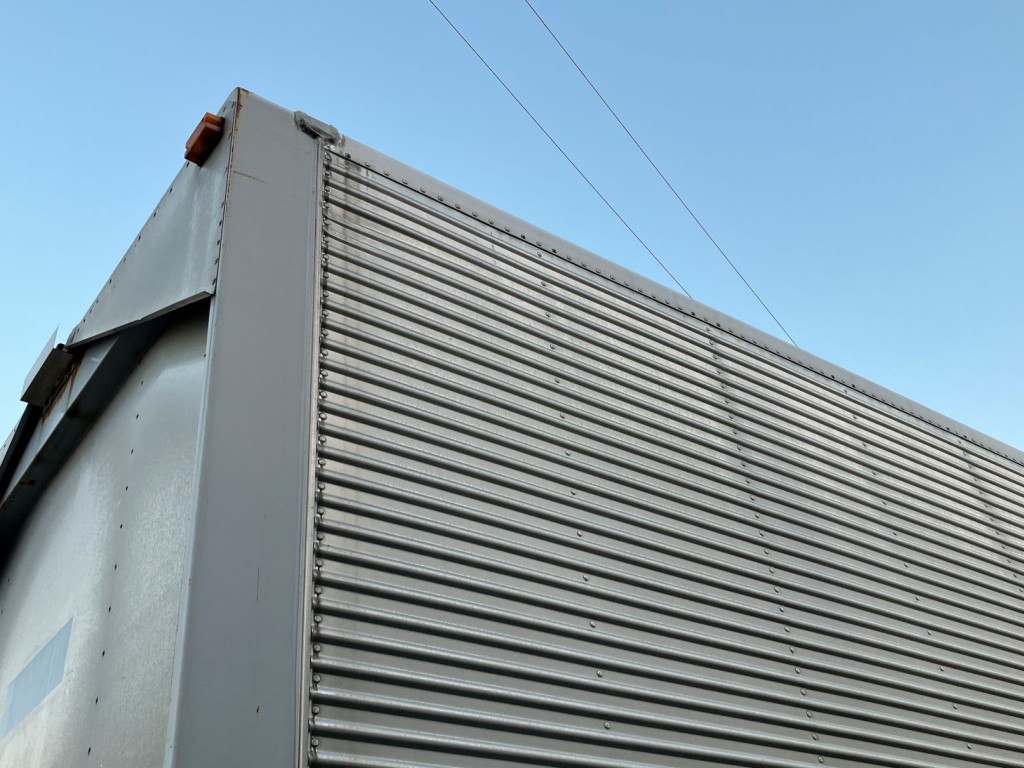 助手席側前方コルゲートに少し凹みがあります。|トレクス PFN24101改の写真33