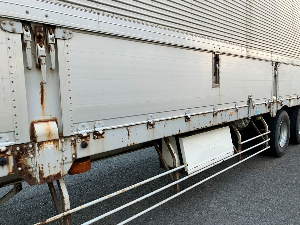 助手席側中央アオリの状態です。サイドレールにサビ・腐食があります|トレクス PFN24101改の写真34