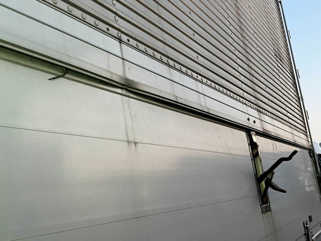 助手席側後方羽根に凹みがあります。|トレクス PFN24101改の写真36