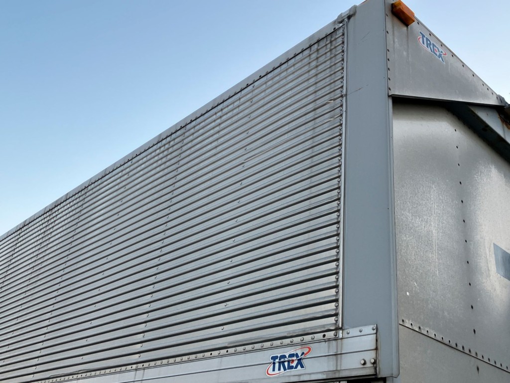 運転席側前方コルゲートに凹みがあります。|トレクス PFN24101改の写真43