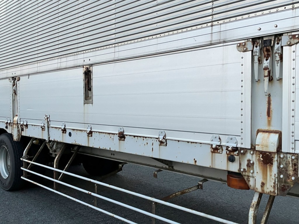 運転席側中央アオリの状態です。サイドレールにサビ・腐食があります|トレクス  PFN24101改の写真44