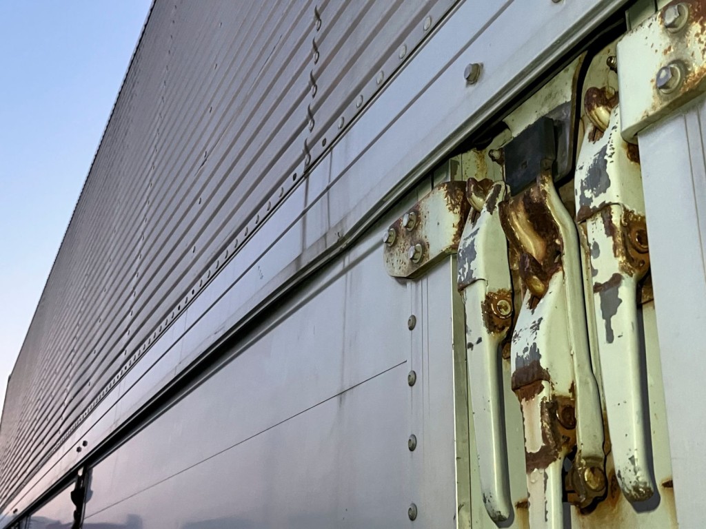 運転席側中央付近羽根に凹みがあります。|トレクス PFN24101改の写真46