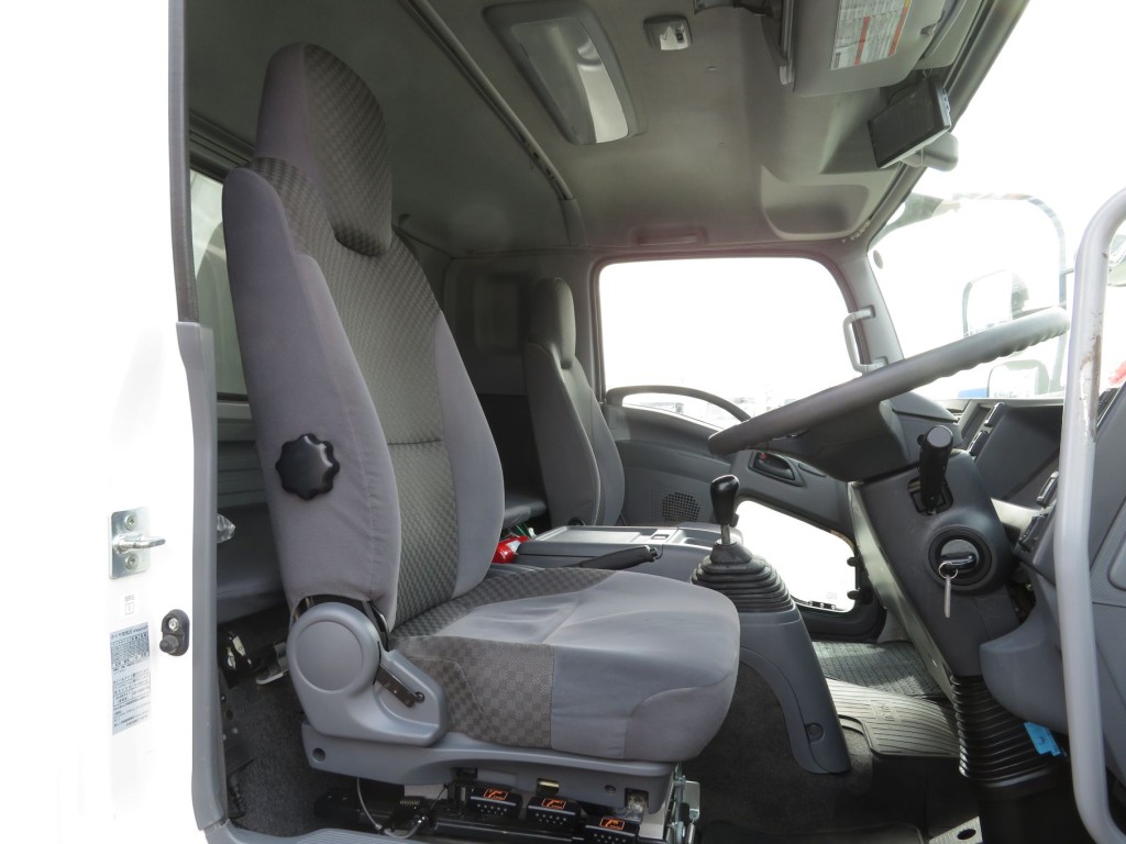 運転席座面にヘタリがあります。|いすゞ フォワード 2RG-FRR90T2(2WD)の写真6