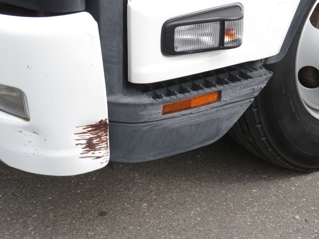 フロントバンパー助手席側側面及びステップ側面にキズがあります。|いすゞ フォワード 2RG-FRR90T2(2WD)の写真13