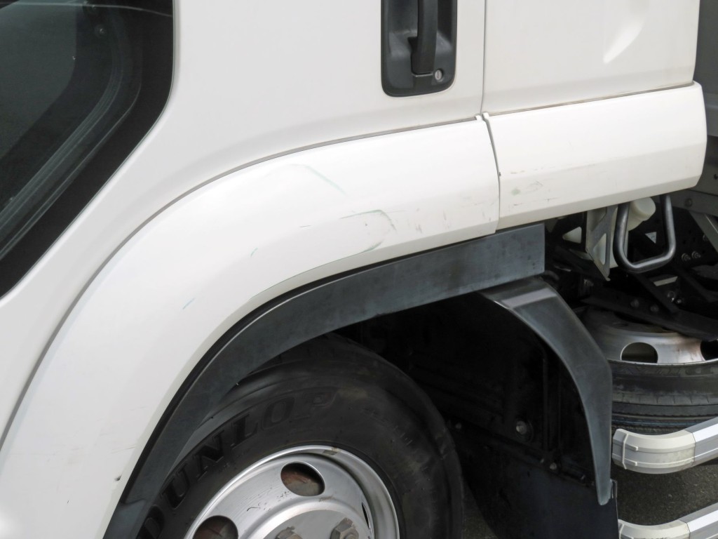 助手席ドアフェンダーにキズがあります。|いすゞ フォワード 2RG-FRR90T2(2WD)の写真14