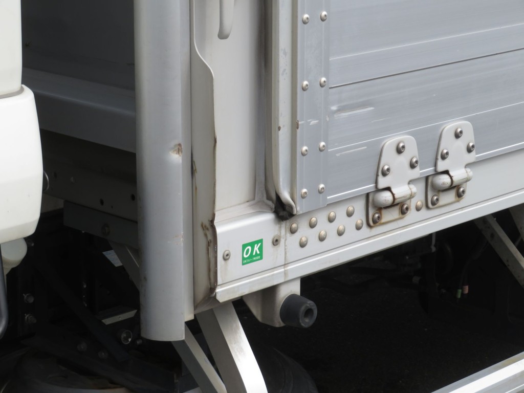 前柱のミミ部・あおり前角に曲がり、あおりにキズ・ヘコミがあります。|いすゞ フォワード 2RG-FRR90T2(2WD)の写真15