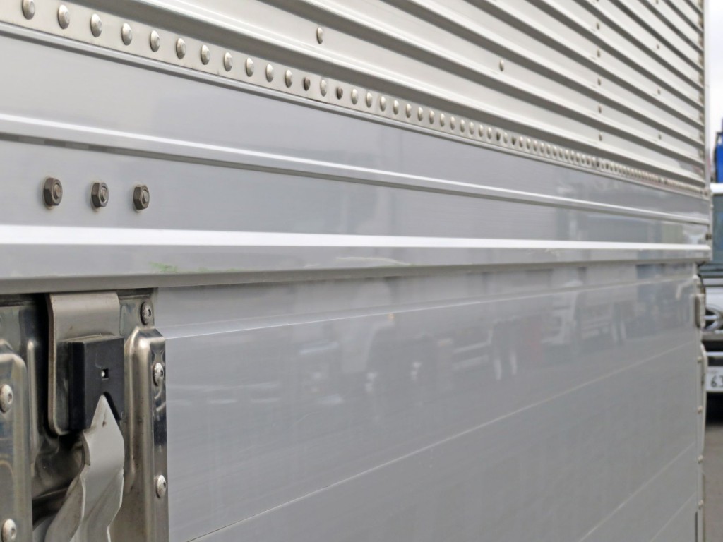 助手席側の羽根先端にキズがあります。|いすゞ フォワード 2RG-FRR90T2(2WD)の写真16