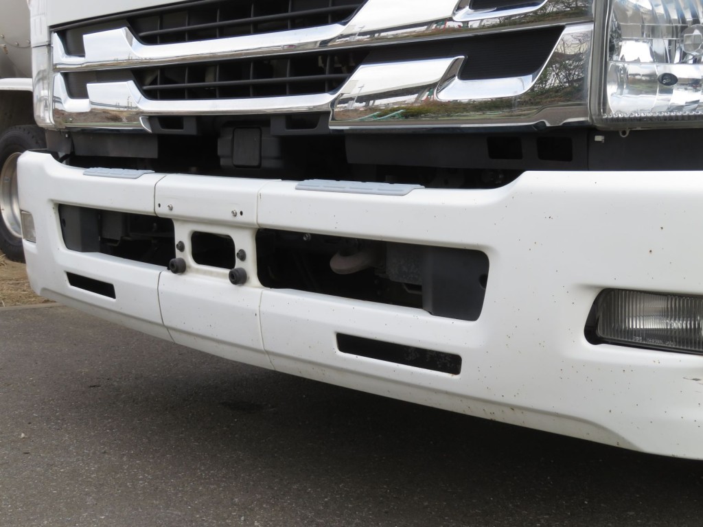 フロントバンパー各所に小サビがあります。|いすゞ フォワード 2RG-FRR90T2(2WD)の写真32