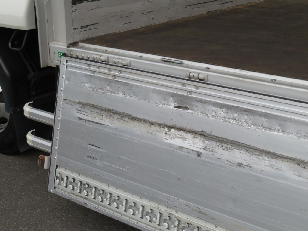 助手席側あおり内側の前方に穴あき箇所があります。|いすゞ フォワード 2RG-FRR90T2(2WD)の写真39