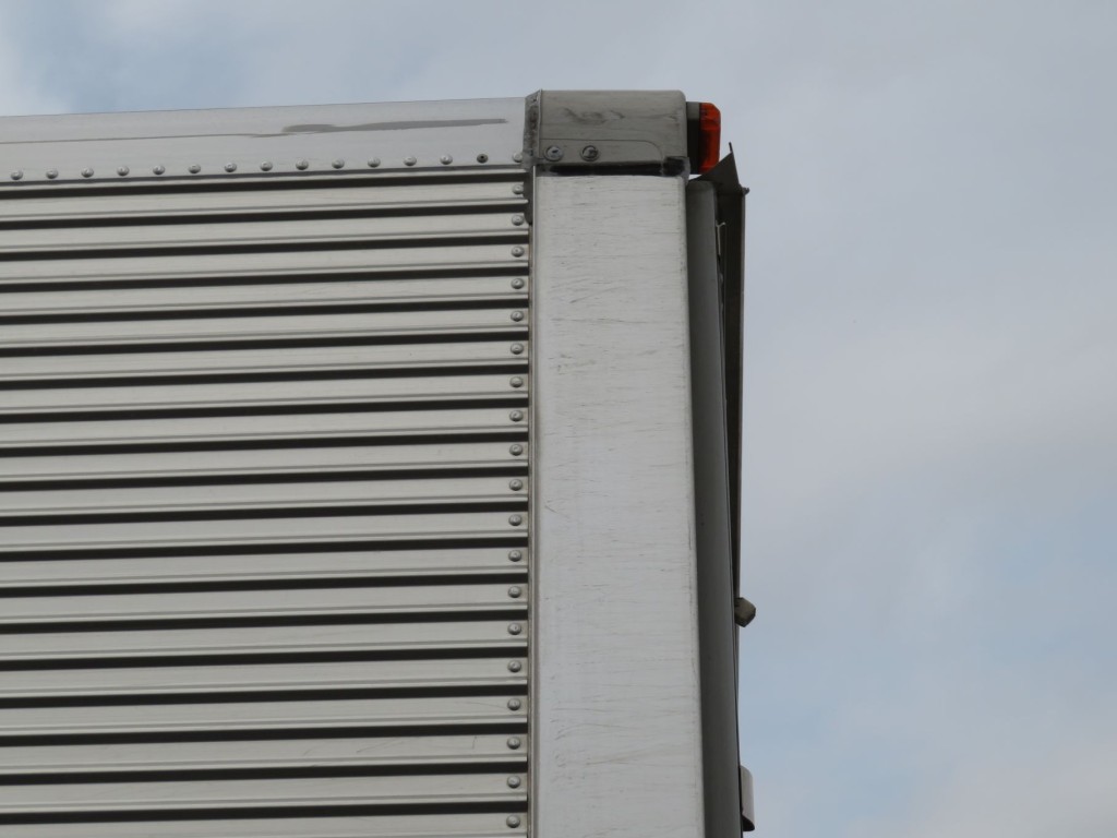 助手席側羽根の後端に細かい線キズがあります。|いすゞ フォワード 2RG-FRR90T2(2WD)の写真40