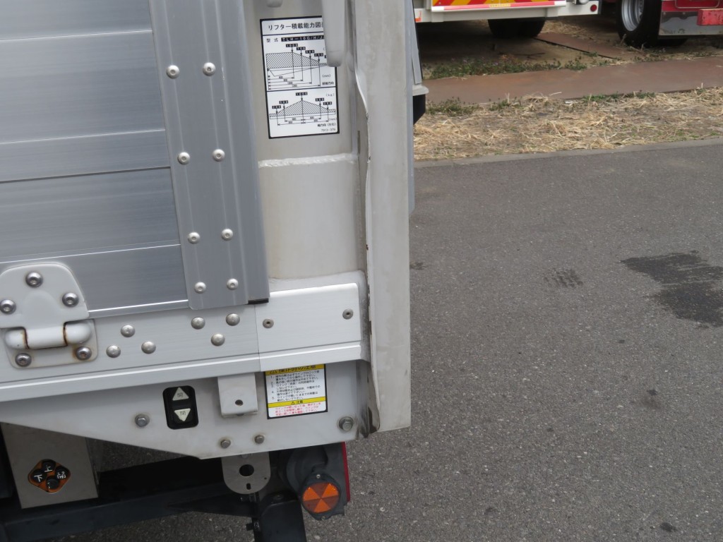 助手席側後柱のミミ部に曲がりがあります。|いすゞ フォワード 2RG-FRR90T2(2WD)の写真41