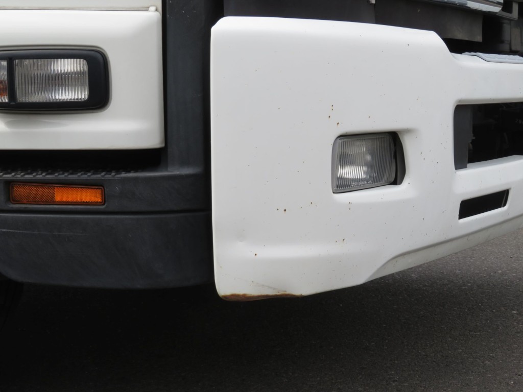 フロントバンパー運転席側下部にヘコミ・サビがあります。|いすゞ フォワード 2RG-FRR90T2(2WD)の写真42