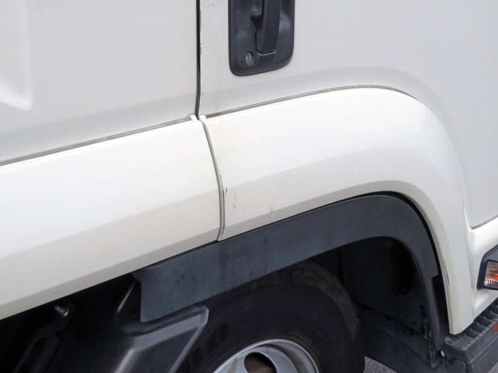 運転席ドアフェンダーにキズがあります。|いすゞ フォワード 2RG-FRR90T2(2WD)の写真44