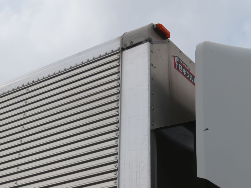 運転席側の羽根前端に細かい線キズがあります。|いすゞ フォワード 2RG-FRR90T2(2WD)の写真45