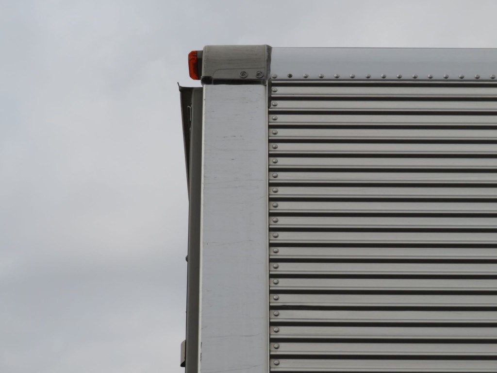 運転席側の羽根後端に細かい線キズがあります。|いすゞ フォワード 2RG-FRR90T2(2WD)の写真46