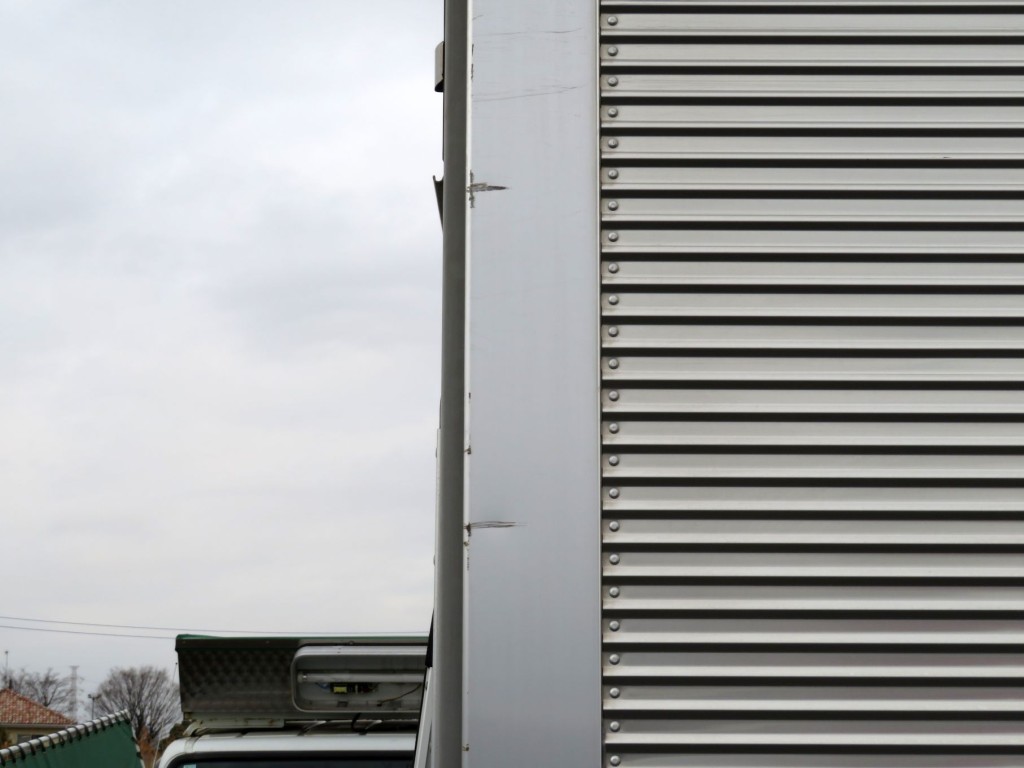 運転席側の羽根後端にキズがあります。|いすゞ フォワード 2RG-FRR90T2(2WD)の写真47