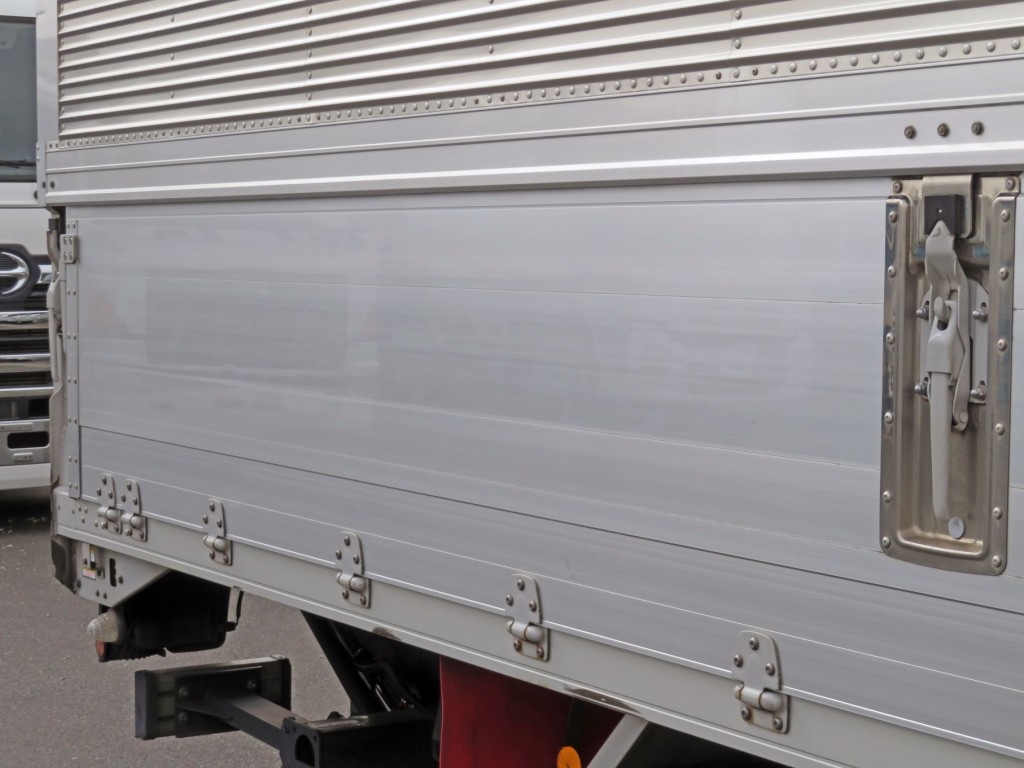 運転席側あおりに看板日焼け跡があります。|いすゞ フォワード 2RG-FRR90T2(2WD)の写真49