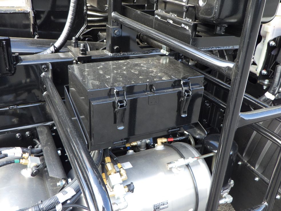 工具箱は鉄製です。|三菱 ファイター 2KG-FK72F(2WD)の写真15