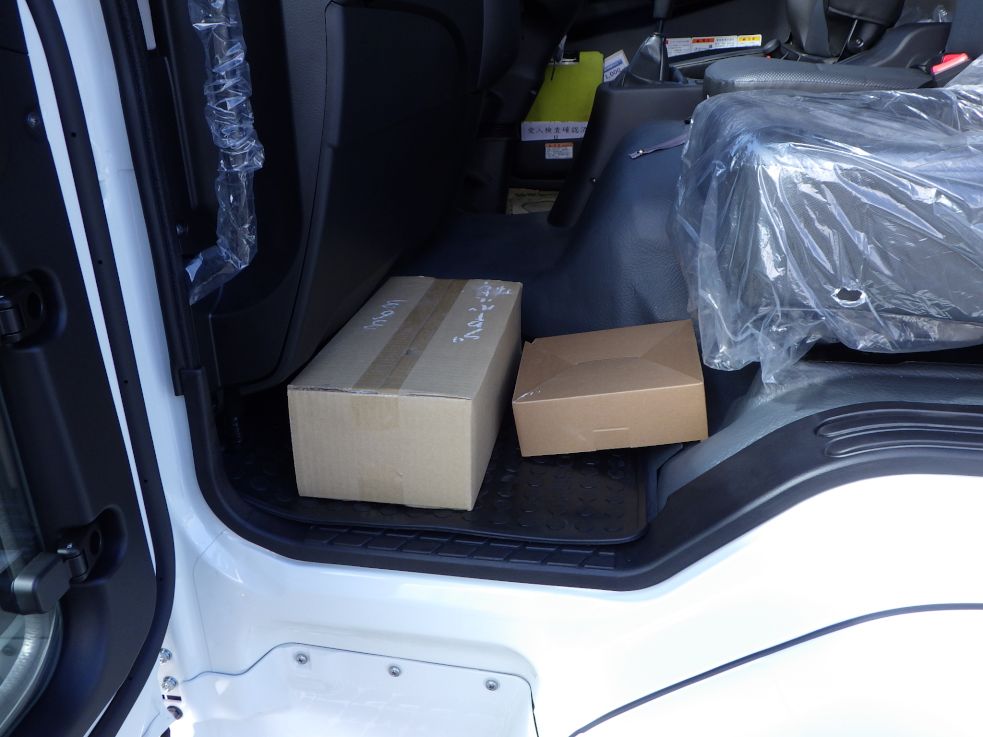 キャブ内に付属品が積んであります。|三菱 ファイター 2KG-FK72F(2WD)の写真17