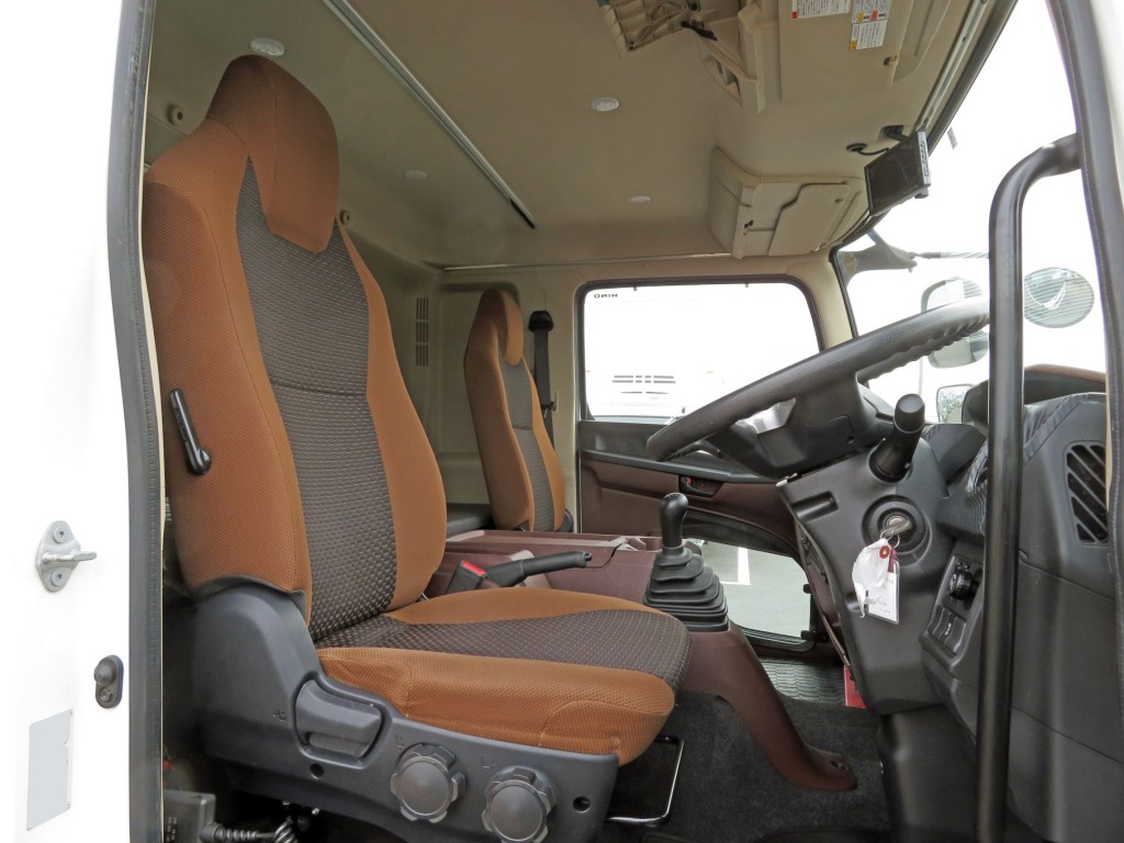 運転席座面にヘタリがあります。|日野 レンジャー 2KG-FD2ABG(2WD)の写真6